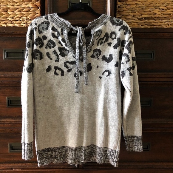 Skies are Blue gray Leopard print knit sweater in size L - Picture 3 of 7